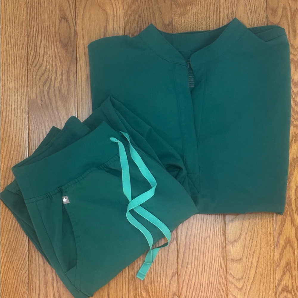 Figs Scrub Set in Hunter Green Size Small